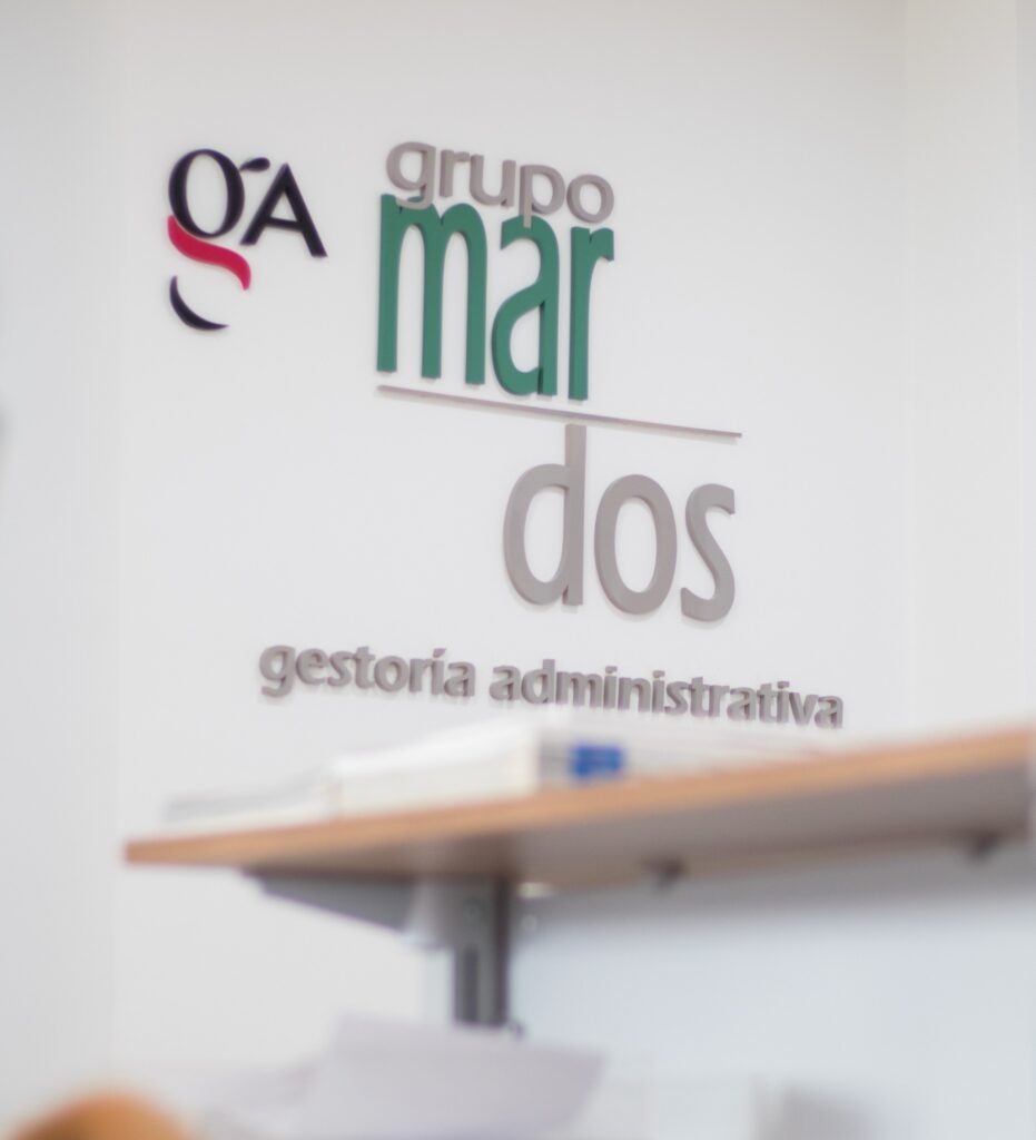 Logotipo de Grupo Mardos en la recepción de la gestoría.